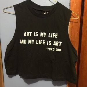 Very cute black crop top !